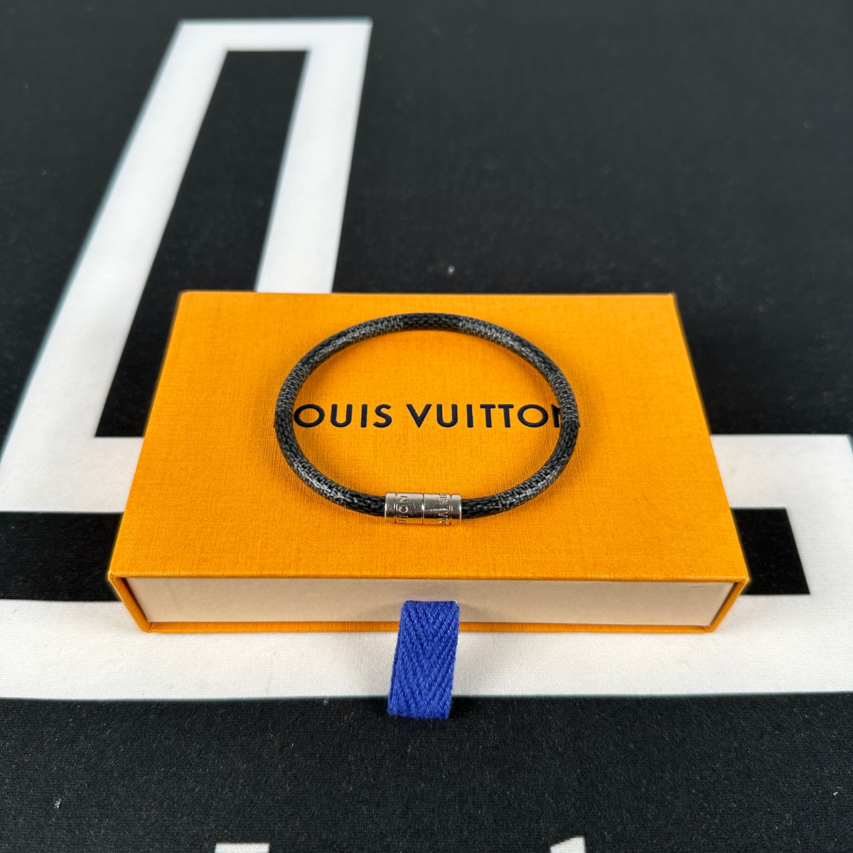 Louis Vuitton Damier Graphite Keep It Bracelet (Size 21) – Luxury