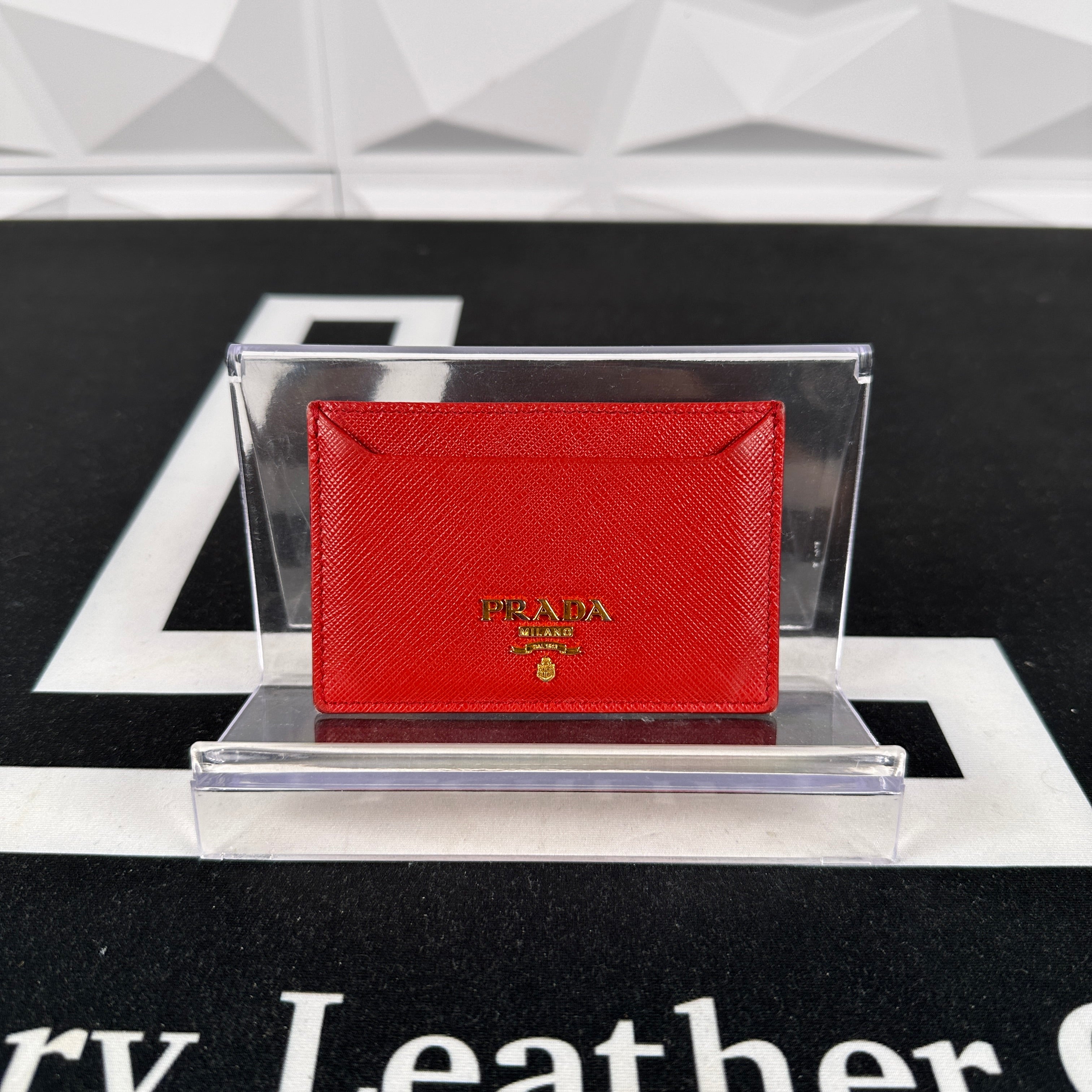 Saffianoレザー素材●PRADA●三角ロゴブレスレット●RED 楽天市場】【新品未使用品】【バッグ】PRADA プラダ