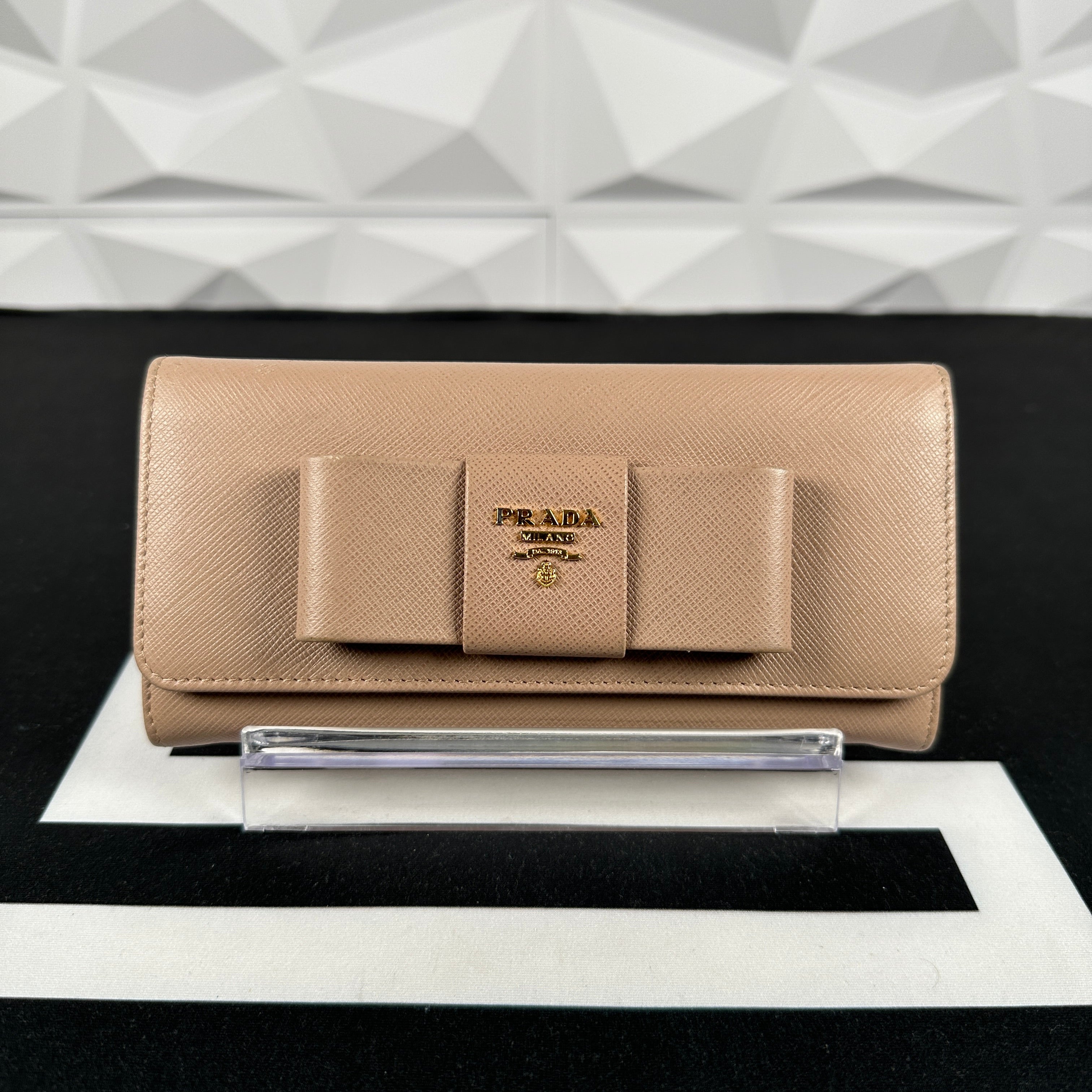 【PRADA】SAFFIANO WALLET Prada Men's Small Saffiano Leather Trifold Wallet | Neiman