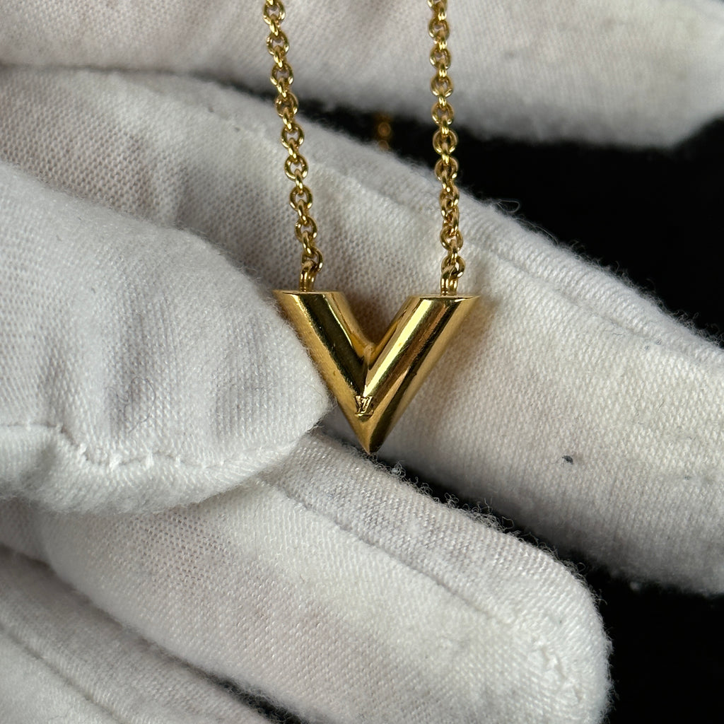 Essential v necklace Louis Vuitton Gold in Metal - 35782985